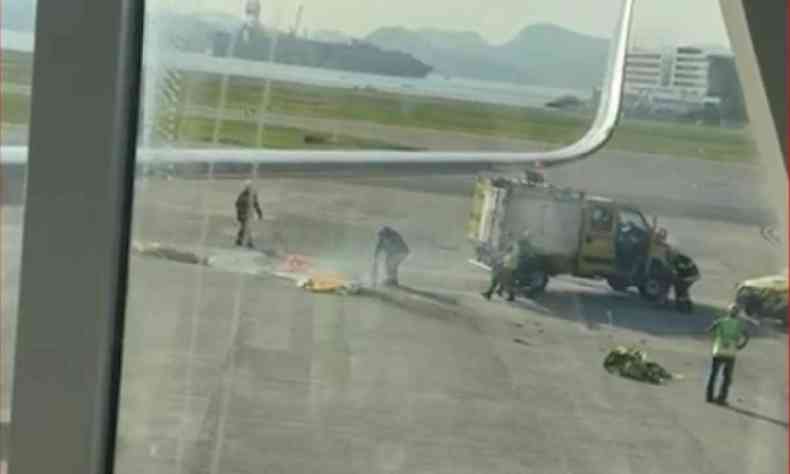 Agentes do aeroporto apagam as chamas causadas pela queda do balo