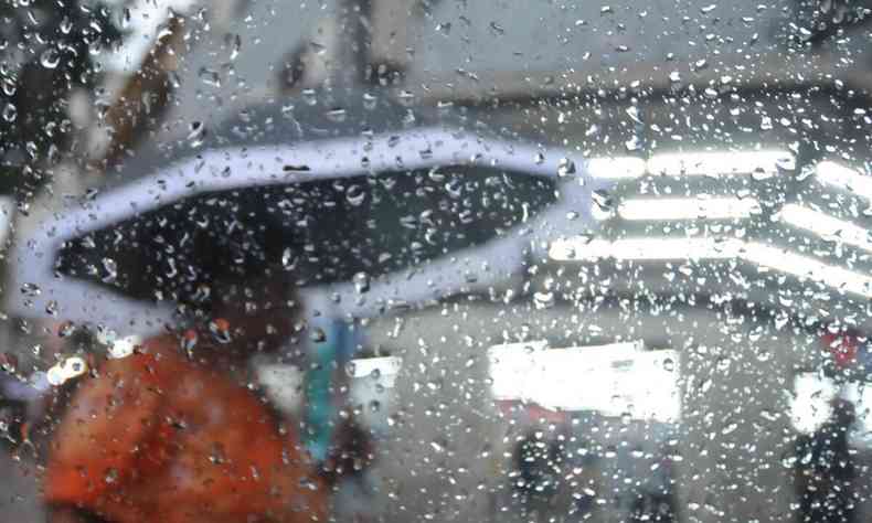 Imagem de gotas de chuva que caiam na capital mineira