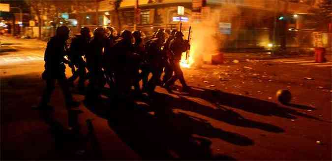 Policiais enfrentam manifestantes perto da casa do governador Srgio Cabral(foto: REUTERS/Lucas Landau)