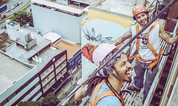 O artista Davi Melo Santos (E) pronto para a obra: O artista Davi Melo Santos (E) pronto para a obra: