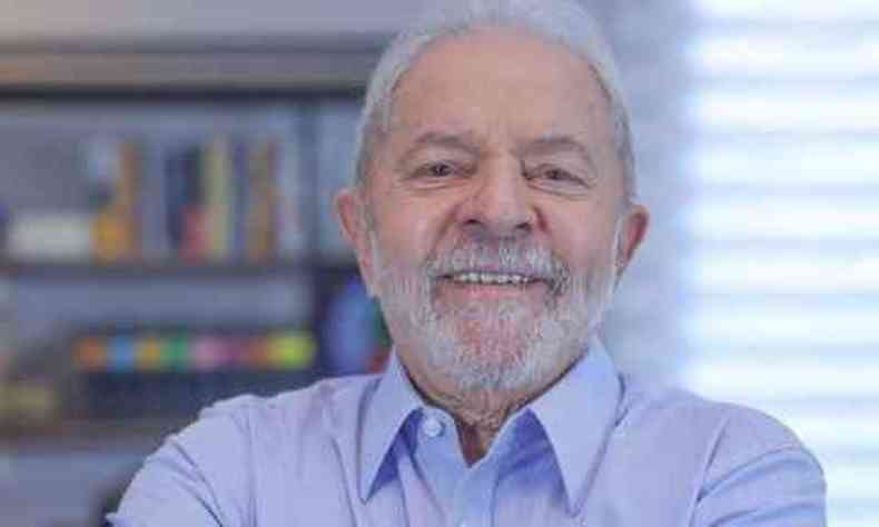 O ex-presidente Lula sorrindo