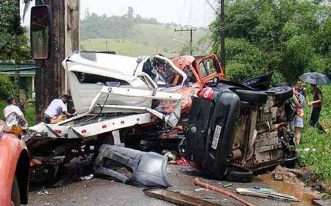 Populares e motoristas que passavam pelo local ajudaram no socorro das vtimas(foto: Gustavo S Fortes (Portal Cabangu))