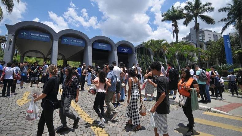 Entre 2010 e 2016, no cenário nacional, houve aumento da participação de negros e diminuição dos inscritos brancos no ENEM(foto: Alexandre Guzanshe/EM) Alunos chegando na UniBH, em Belo Horizonte, para realizar o ENEM 2022
