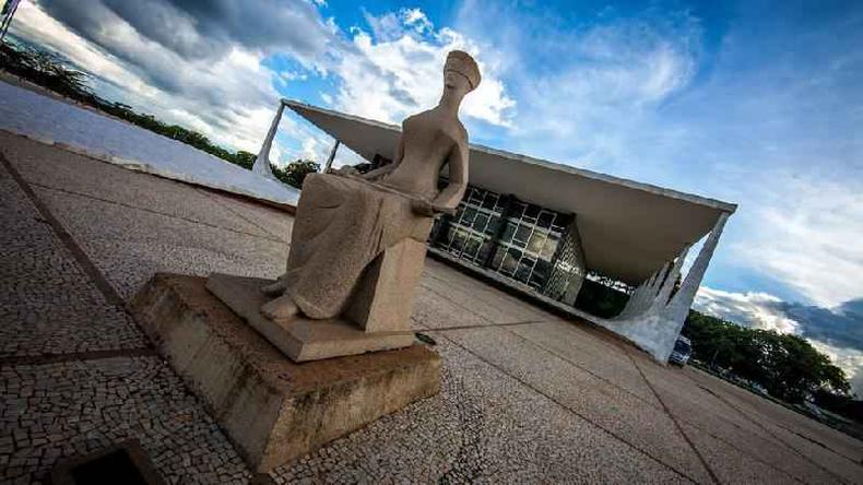Um julgamento sobre discriminalização da posse de maconha está parado no STF desde 2015(foto: Dorivan Marinho/SCO/STF) Fachada do Supremo Tribunal Federal, com destaque para imagem que representa a Justiça vendada