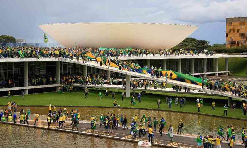foto mostra o congresso em 8/1/23 com manifestantes bolsonaristas invadindo o parlamento