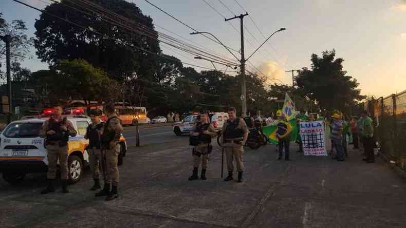 Policiais em frente ao Expominas