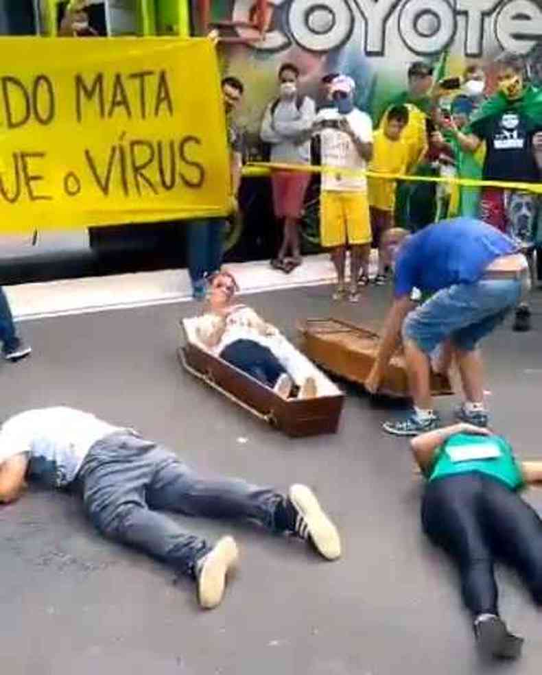 Bolsonaristas danam em torno de um caixo em Braslia(foto: Reproduo Twitter)