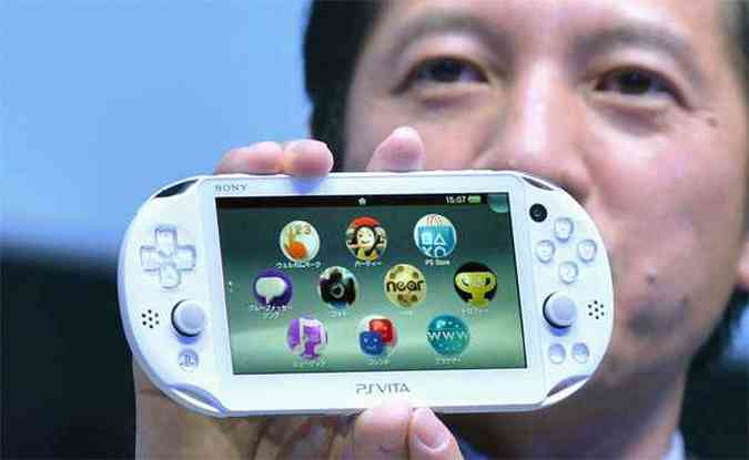 Presidente da Sony no Japo Hiroshi Kawano mostra o novo PlayStation Vita (foto: REUTERS/Toru Hanai )