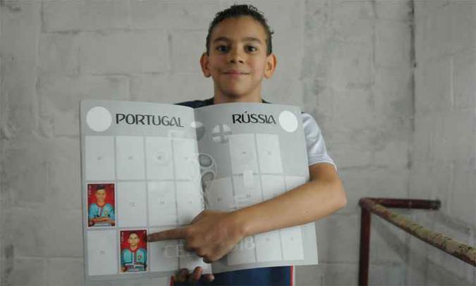 Todos de olho nas figurinhas do Campeonato. Lucas Vidal já conseguiu o cromo com sua foto(foto: Túlio Santos/EM/DA Press) Todos de olho nas figurinhas do Campeonato. Lucas Vidal já conseguiu o cromo com sua foto(foto: Túlio Santos/EM/DA Press)
