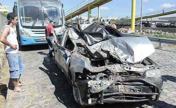 Carro destru�do depois de batida na BR-381, na Regi�o Metropolitana de BH(foto: Moises Silva/EM DA Press)