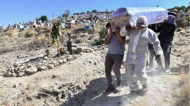 Enterro em cemitrio na zonal rural de Arequipa, no Peru, que enfrenta aumento significativo no nmero de casos de COVID-19(foto: Diego Ramos/AFP)