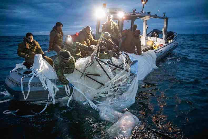 Marinheiros de grupo de Descarte de Artilharia Explosiva recuperam restos de balo que foi derrubado na Carolina do Sul