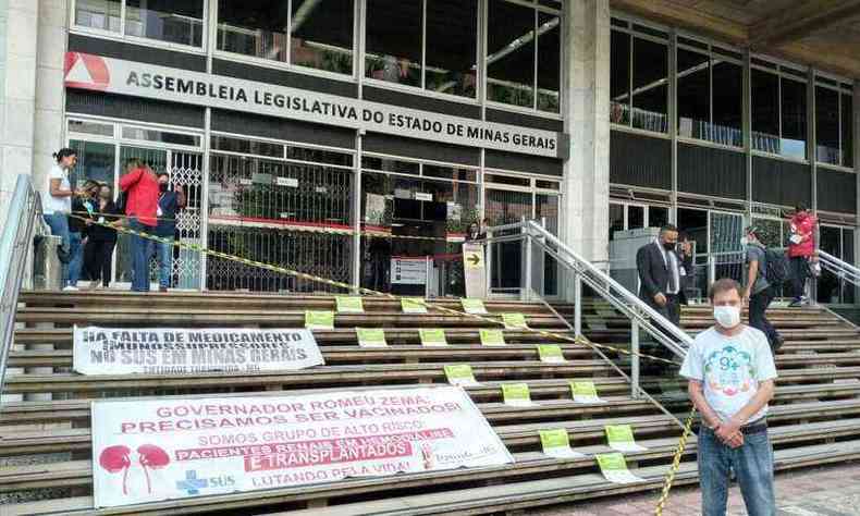 Pacientes transplantados protestaram em frente a Assembleia Legislativa de Minas (ALMG) contra a falta de vacinas e medicamentos (foto: Transvidas/Divulgao)