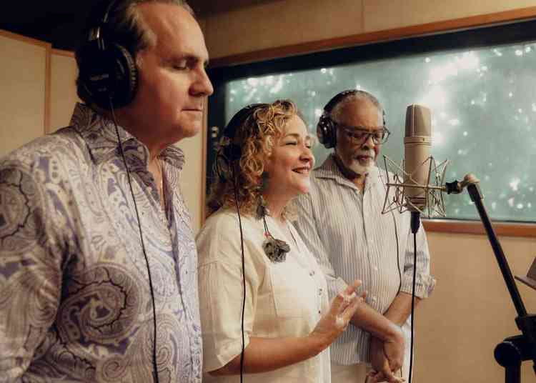 Ricardo Bacelar, Delia Fischer e Gilberto Gil durante gravao de 'Prece': ' a cano mais icnica e talvez a menos conhecida do lbum', diz a pianista