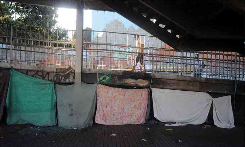 'Portas' de tecido demarcam uma srie de moradias improvisadas no Bairro Cachoeirinha, na Regio Nordeste da cidade (foto: Leandro Couri/EM/DA Press)