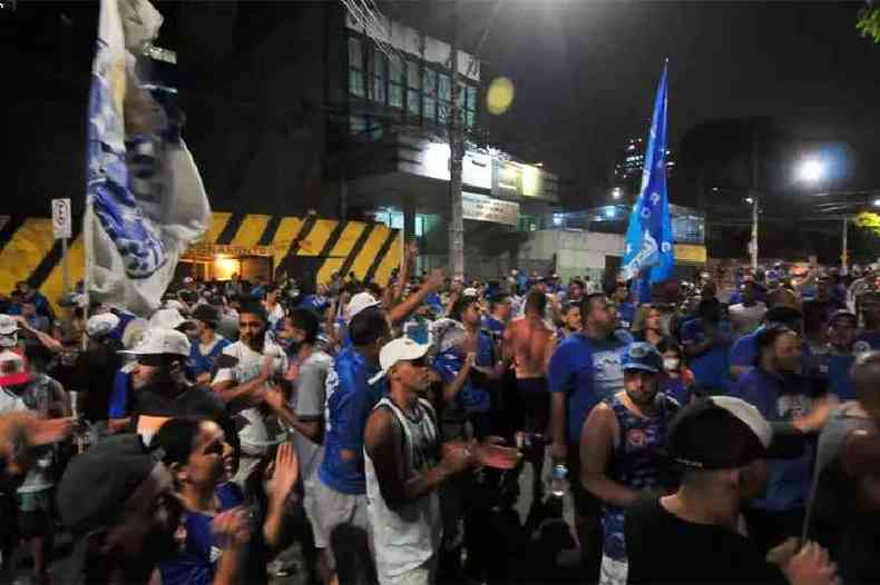 Torcedores do Cruzeiro se manifestaram contra atual momento do clube(foto: Tlio Santos/EM/D.A. Press)