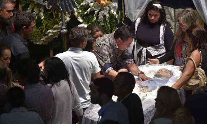 Familiares, amigos e fãs se despedem de Cristiano Araújo em Goiânia