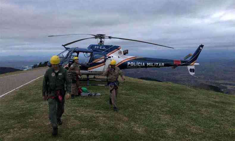 Helicptero da Polcia Militar sobrevoou a rea do acidente na tarde de segunda(foto: Corpo de Bombeiros/Divulgao)