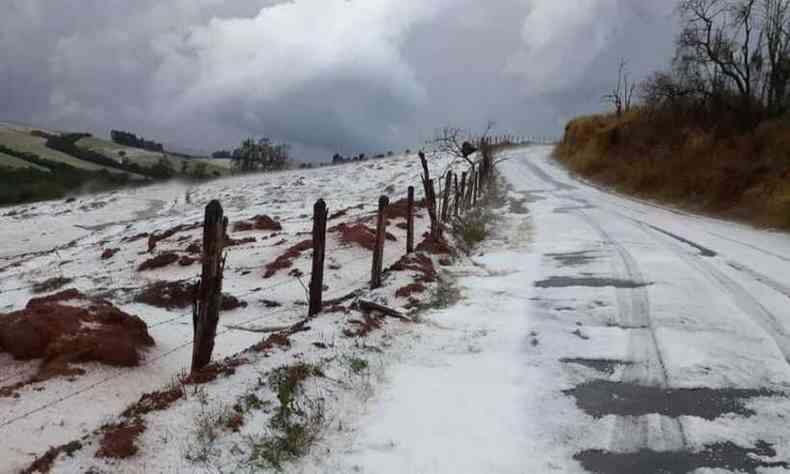 os campos do sul de Minas ficaram brancos de gelo devido  tempestade de granizo no incio da semana(foto: Reproduo Jornal das Gerais)
