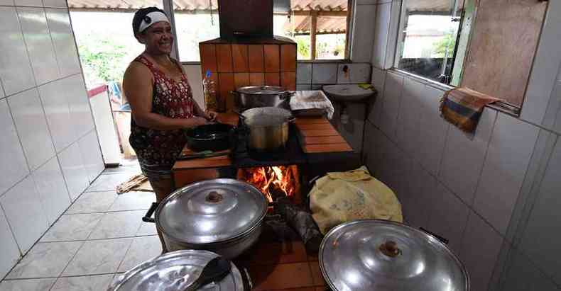 Gleice Monteiro cozinha para os últimos contratados da Vale que restaram no lugar(foto: Alexandre Guzanshe/EM/D.A Press)