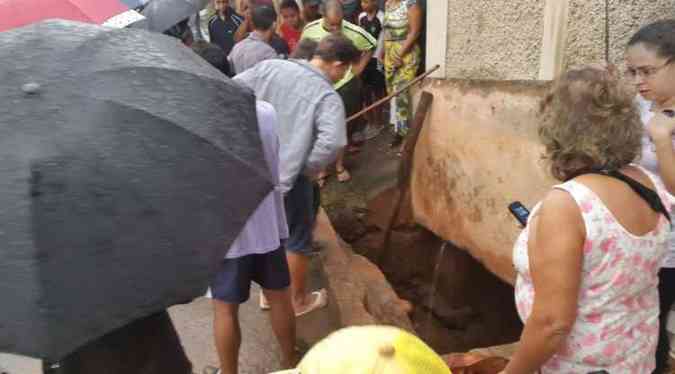 Moradores abriram bueiros na regio para tentar encontrar a menina(foto: Rodrigo Clemente/EM/D.A.Press)