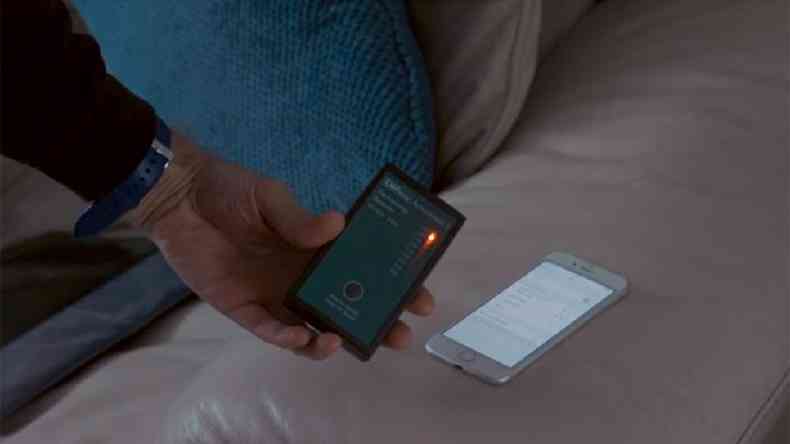 A prova: o medidor registra níveis altos de radiação perto do celular de Dean conectado ao Wi-Fi e Bluetooth(foto: BBC)