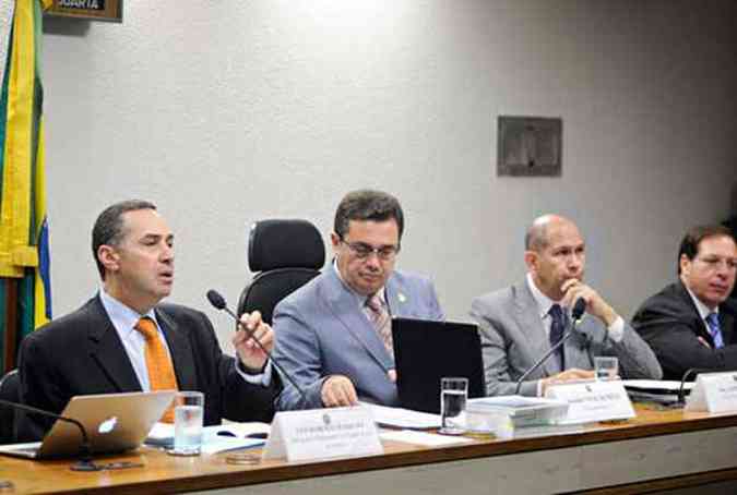 Barroso tem sido criticado por grupos religiosos que so contra a unio homoafetiva e o aborto de fetos anenceflicos(foto: Geraldo Magela/Agncia Senado)