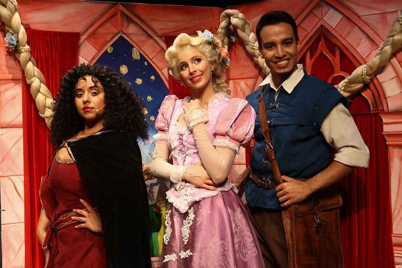 Atores do espetculo infantil Rapunzel olham para a cmera