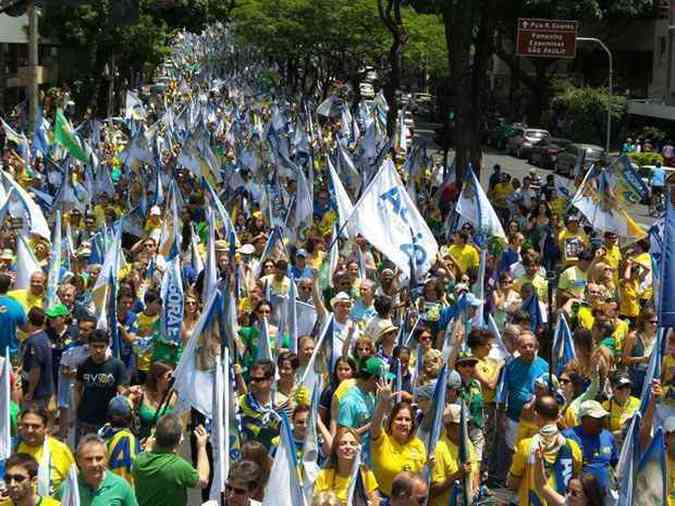 Manifestantes do PSDB e apoiadores da candidatura de Acio lotam a Praa da Liberdade(foto: Gladyton Rodrigues/EM/D.A Press)