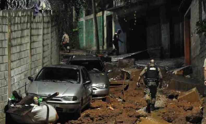 Em BH, sete pessoas morreram vtimas de um deslizamento ocorrido na Vila Bernadete, no Barreiro(foto: Marcos Vieira/EM/D.A Press)