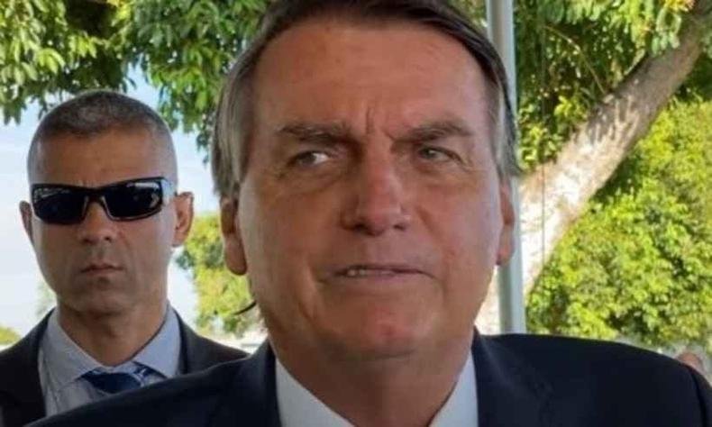 Jair Bolsonaro (PL)(foto: Redes Sociais/Reprodução) Bolsonaro fala com apoiadores . Um segurança aparece atrás do presidente