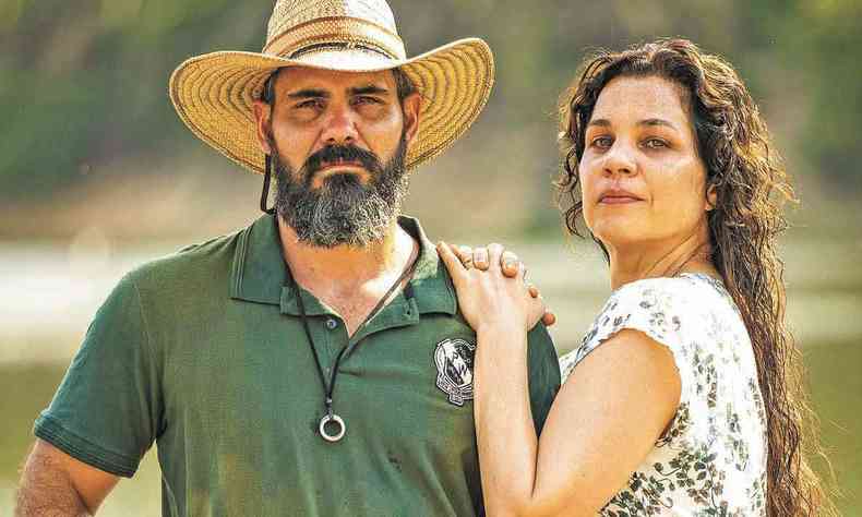 Atores Juliano Cazarr e Isabel Teixeira em cena de Pantanal 
