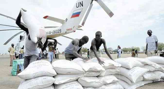 Distribuio de alimentos promovida pela Organizao das Naes Unidas em Darfur, no Sudo: maior dbito brasileiro prejudica pas africano(foto: Isaac Billy/UNMiss/Reuters - 12/1/12)