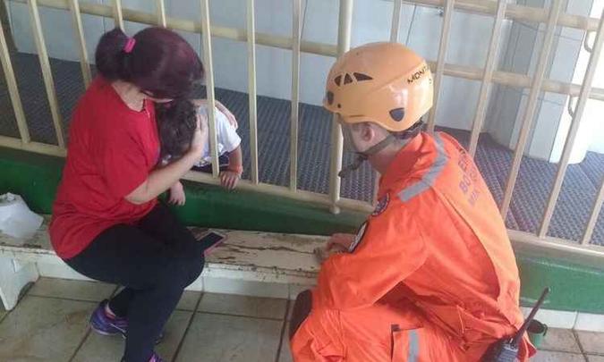 Brincadeira terminou em momentos de aflição para a menina que, segundo o Corpo de Bombeiros, chorou muito(foto: Corpo de Bombeiros/ Divulgação ) Brincadeira terminou em momentos de aflição para a menina que, segundo o Corpo de Bombeiros, chorou muito(foto: Corpo de Bombeiros/ Divulgação )