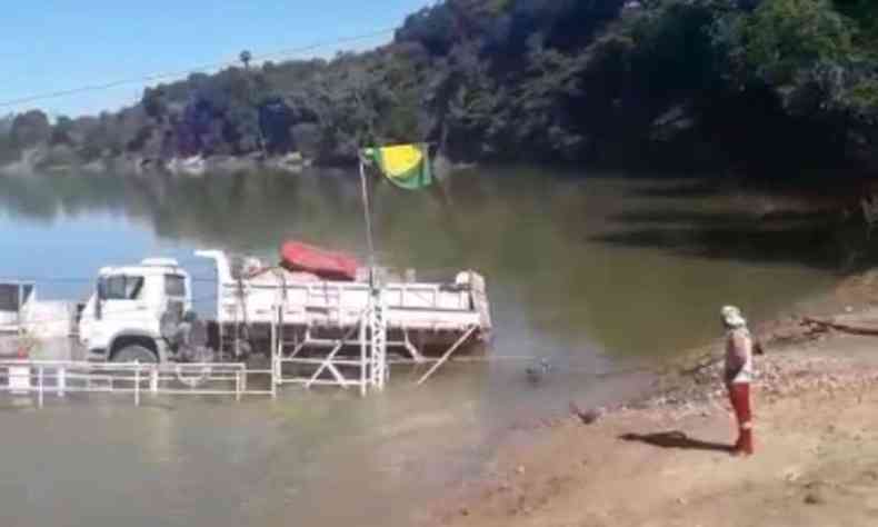 Balsa afundou ao fazer a travessia do Rio Paracatu(foto: Reproduo)