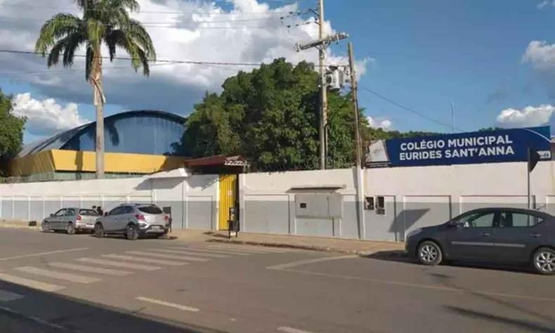 Na foto, fachada da escola em Barreiras