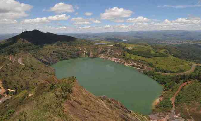 Cava da mineradora Vale, que fica localizada atrs da Serra do Curral, onde se formou uma lagoa(foto: Leandro Couri/EM/D.A PRESS)