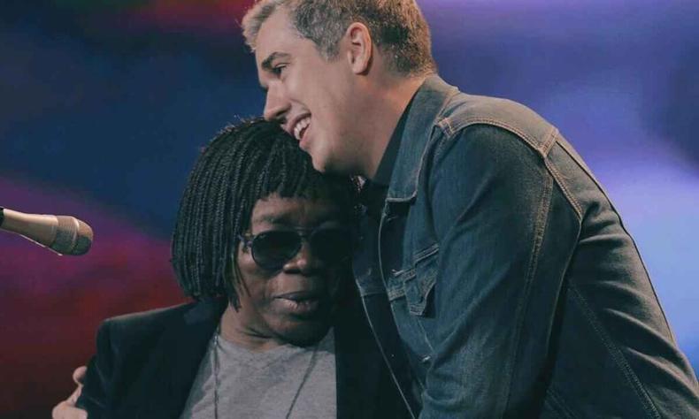 Rogrio Flausino e Milton Nascimento se abraam no palco