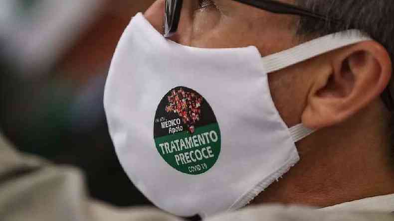 Diversos mdicos presentes em evento no Planalto usavam mscara que diz: 'Sou mdico Apoio tratamento precoce'(foto: Marcos Corra/Presidncia da Repblica)