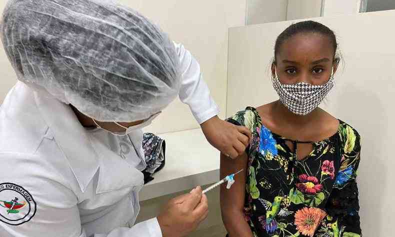 Adolescentes de 17 anos sem comorbidades foram vacinados contra a COVID-19 nesta quinta-feira (16/9) em Betim