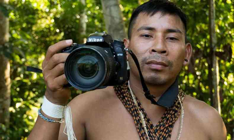 Foto mostra indgena matis Dame Betxun segurando a cmera de filmagem 