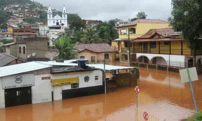 Em Raposos, o Rio das Velhas transbordou e moradores precisaram deixar suas casas