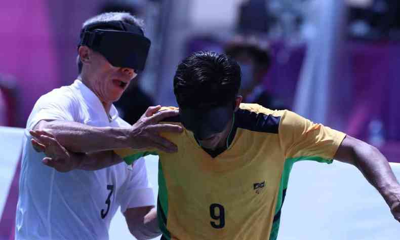 Dois jogadores de futebol para cegos disputando uma jogada