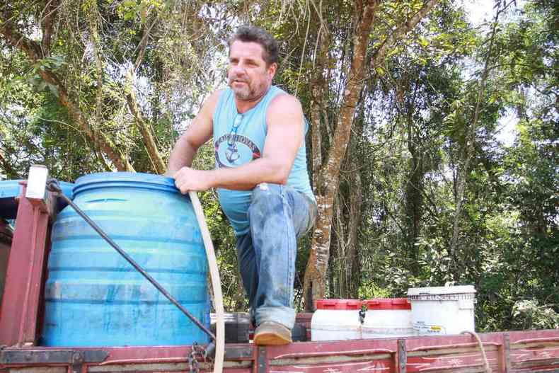 O agricultor Reginaldo Jos Rocha Cota faz oito viagens de 6km por dia em busca de gua(foto: Edsio Ferreira/EM/D.A Press)