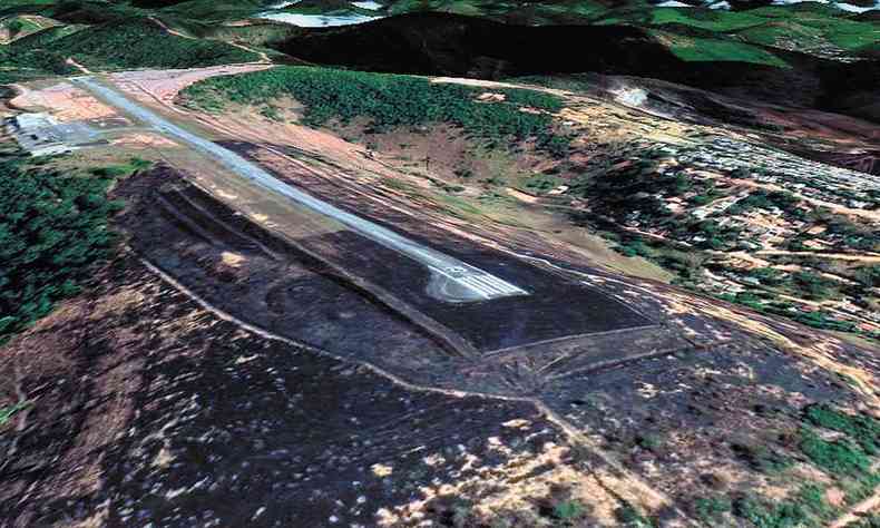 Pista do aerdromo de Tefilo Otoni, com marcas de incndios florestais