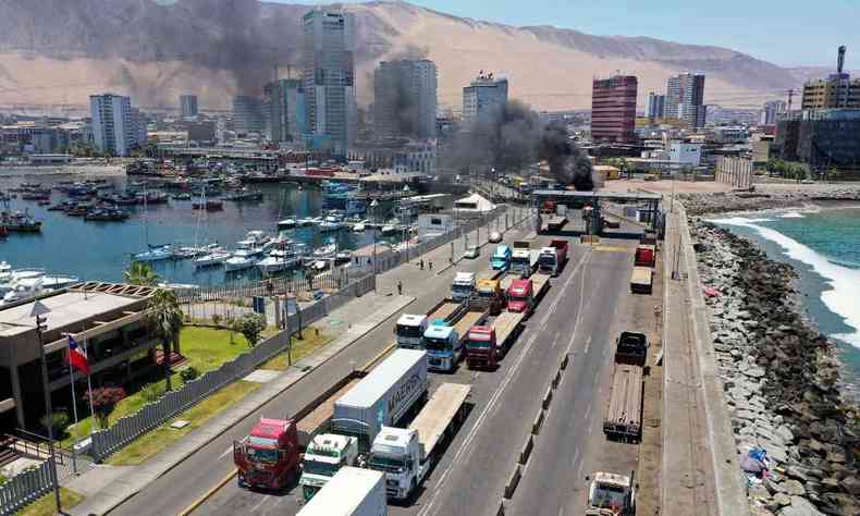 Vista aérea da principal estrada de acesso de Iquique, que permanece bloqueada durante uma greve nacional organizada por caminhoneiros contra o assassinato de um colega de trabalho supostamente por um migrante venezuelano, em Iquique, Chile, em 13 de fevereiro de 2022
