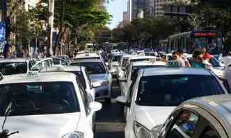 Motoristas aguardam reunio com autoridades na manh desta quarta(foto: Paulo Filgueiras/EM/DA Press)