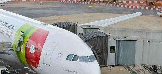 Avi�o da TAP no Aeroporto Internacional Juscelino Kubitschek, em Bras�lia: companhia a�rea acumula d�vidas(foto: Elza Fiuza/Abr )