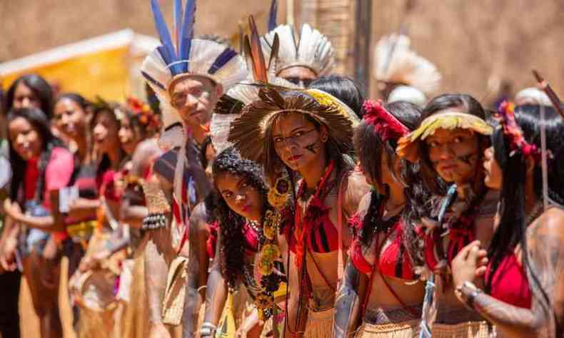 Povos indgenas da etnia de Xakriab no 1 Encontro da Juventude Xakriab, em agosto de 2017. Todos usam vestimentas e acessrios tradicionais com penas e folhas de plantas nativas
