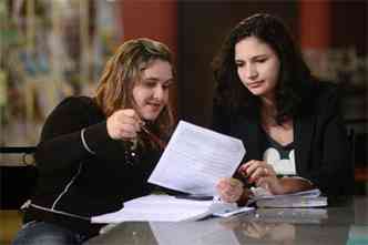 Janana (E) teme a redao e Ana Cristina, que teve pouco tempo para estudar, est confiante que vai passar (foto: (Ed Alves/CB/D.A Press))